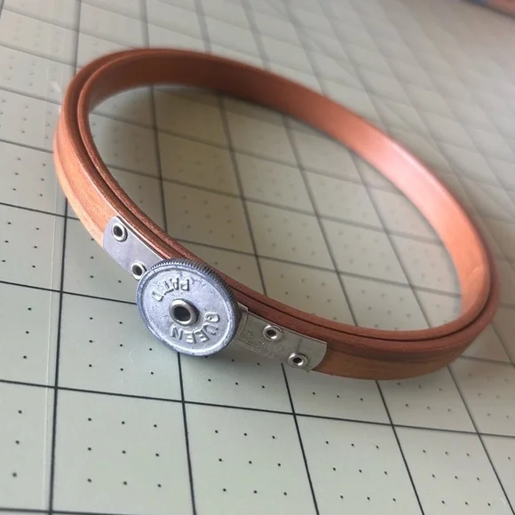 Vintage queen embroidery hoop 5 inch - Picture 1 of 5